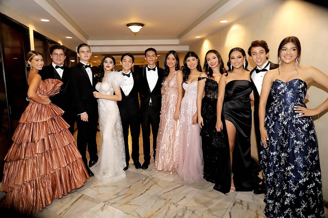 La noche más esperada para los senior de DelCampo School llegó cargada de emociones, sorpresas y muchos detalles. En esta gala inolvidable, los jóvenes cerraron un capítulo de su vida para alzar las alas e iniciar un nuevo camino universitario.