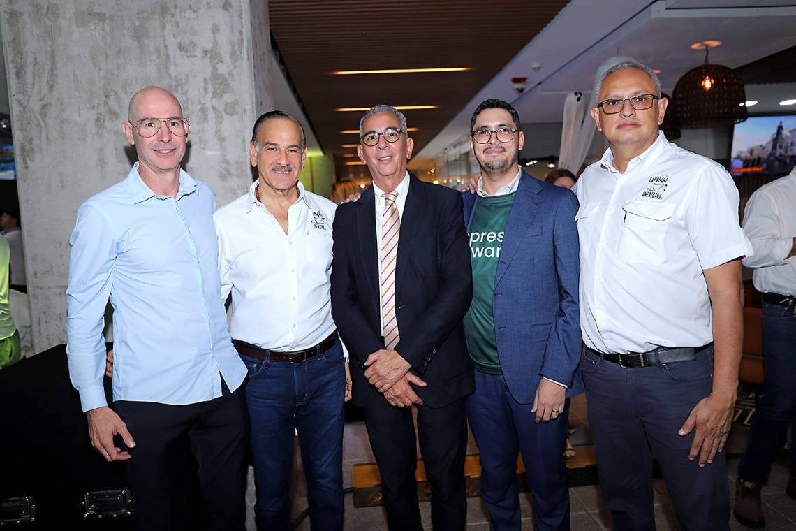 Espresso Americano presenta con orgullo <b>Espresso Rewards</b>, su renovada aplicación móvil diseñada para transformar la experiencia de disfrutar un buen café. Con esta innovadora app, los usuarios pueden ordenar y pagar sin contacto, mientras acumulan recompensas y acceden a promociones exclusivas. Este lanzamiento lleva la comodidad y el disfrute de cada taza de café a un nivel completamente nuevo, brindando una forma más sencilla y gratificante de interactuar con la marca.