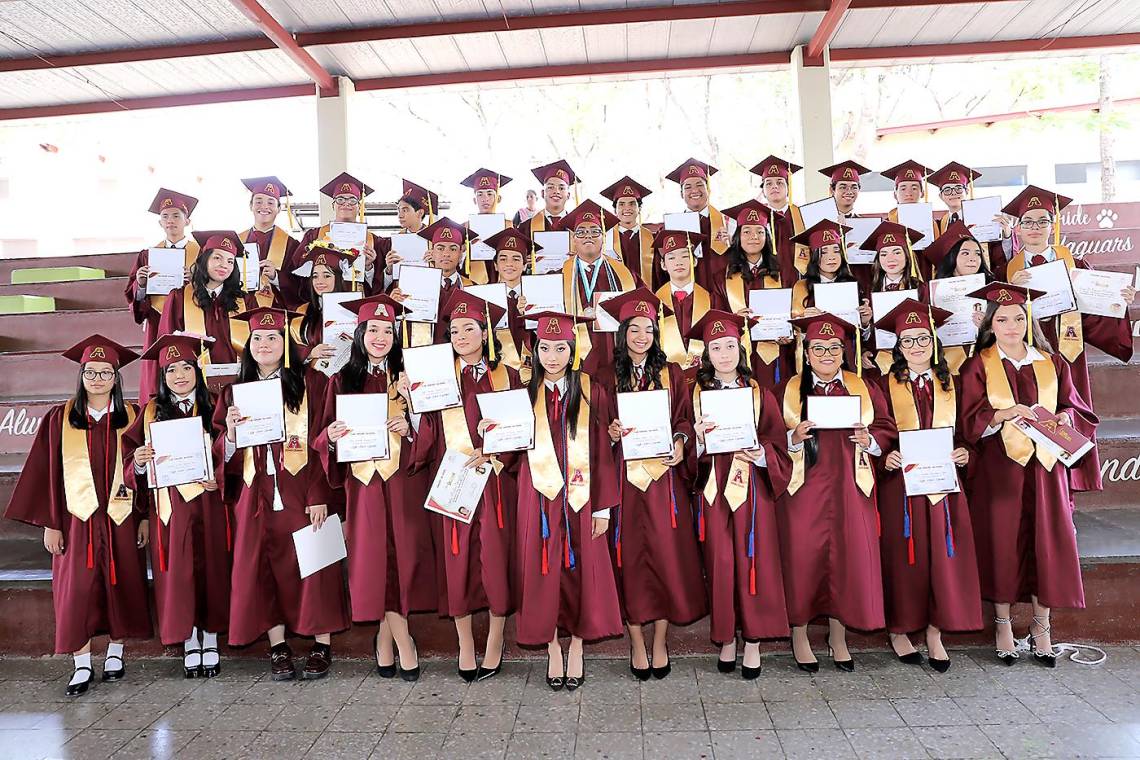 En una emotiva ceremonia, los seniors 2024 de Mayan School celebraron la culminación de sus estudios secundarios. Los jóvenes recibieron sus diplomas de high school y fueron reconocidos con premios por su excelencia académica y personal. Este evento destacó su arduo esfuerzo, dedicación y las grandes aspiraciones que tienen para el futuro.