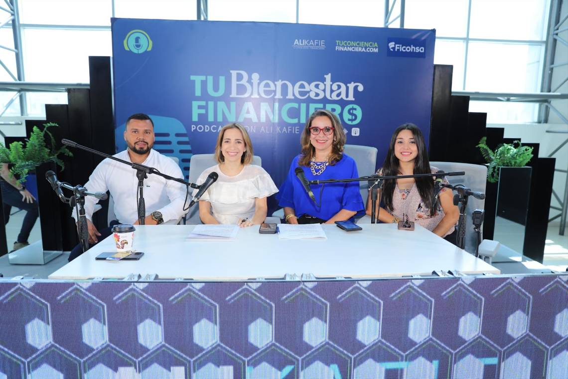 Mario Andino, Nicoll Betancourth, Ali Kafie y Tethey Martínez.
