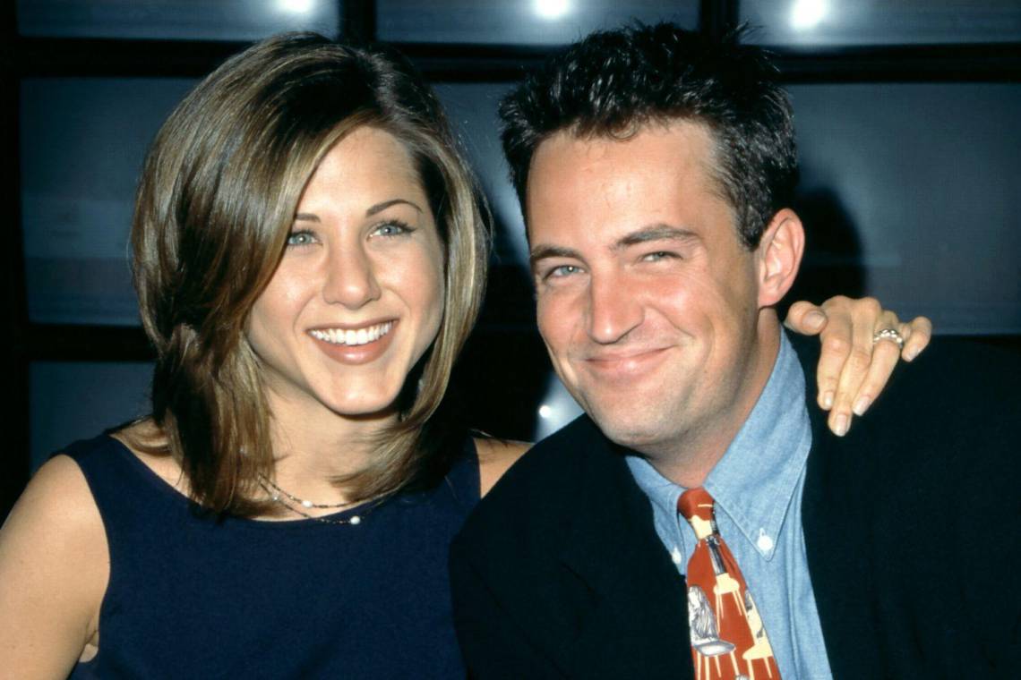 Matthew Perry perdurará en nuestra memoria como un actor inolvidable: desde su icónico papel como Chandler Bing hasta sus numerosos personajes en series y películas, conquistó los corazones de varias generaciones con su talento y carisma. Es por eso que millones de personas lamentaron su inesperado fallecimiento el pasado 28 de octubre. Tras la trágica noticia, Matt LeBlanc y Courteney Cox, sus compañeros de Friends, le rindieron homenaje en redes sociales. Ahora, Jennifer Aniston se une a sus coestrellas para honrar al habilidoso actor de 54 años.