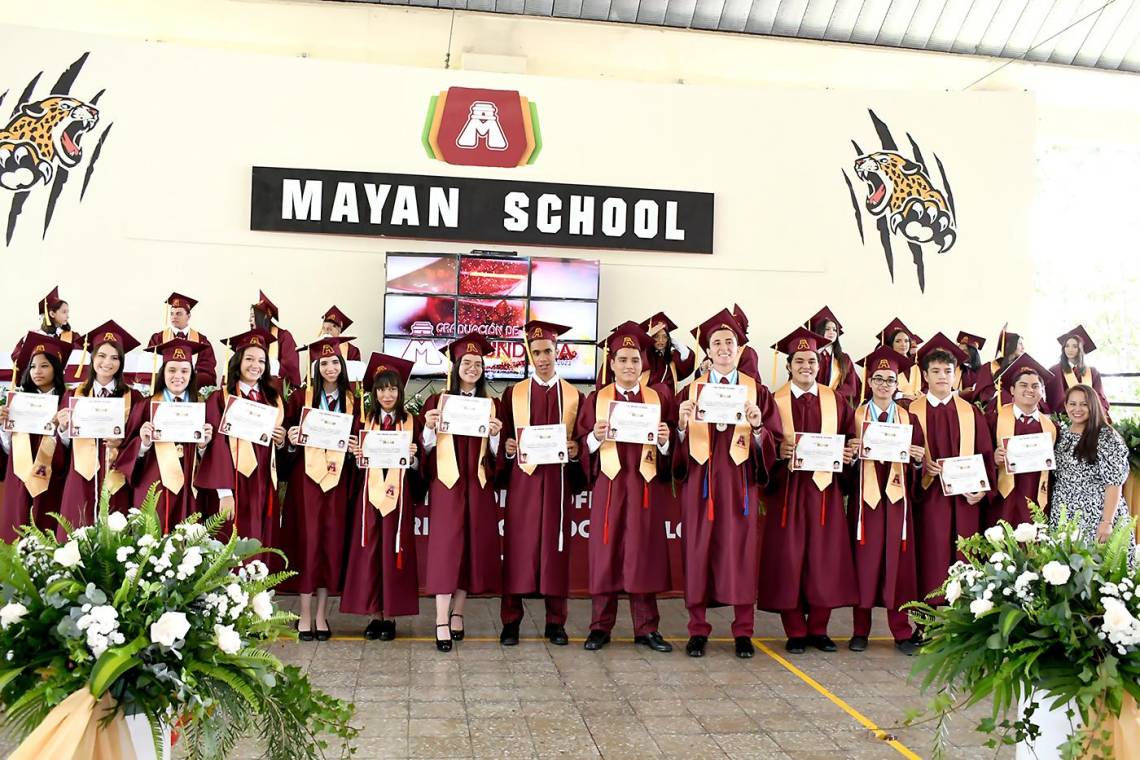 Todo era emoción y adrenalina para los senior de la Mayan School, quienes llegaron su último día como alumnos vestidos con su toga de color ocre para recibir su título estudiantil. Fue en el auditorio de la escuela donde desde tempranas horas, familiares y graduados comenzaron a llegar para formar parte de esa ceremonia.