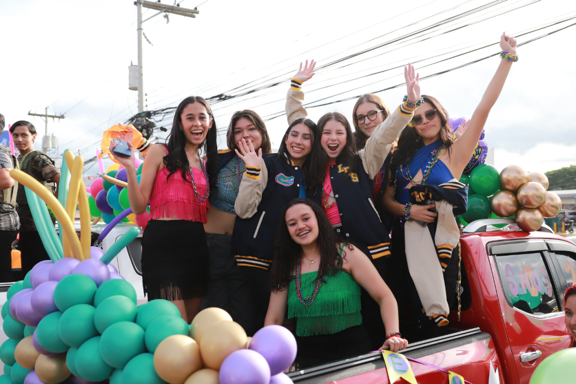 Bajo un cielo radiante, los 79 seniors de La Estancia School dieron comienzo a su último año escolar con su Entrance llena de optimismo y entusiasmo. Montados en camiones, carros deportivos y motocicletas adornadas con globos y pancartas, crearon un espectáculo vibrante y creativo que simbolizaba el inicio de una nueva etapa en sus vidas.