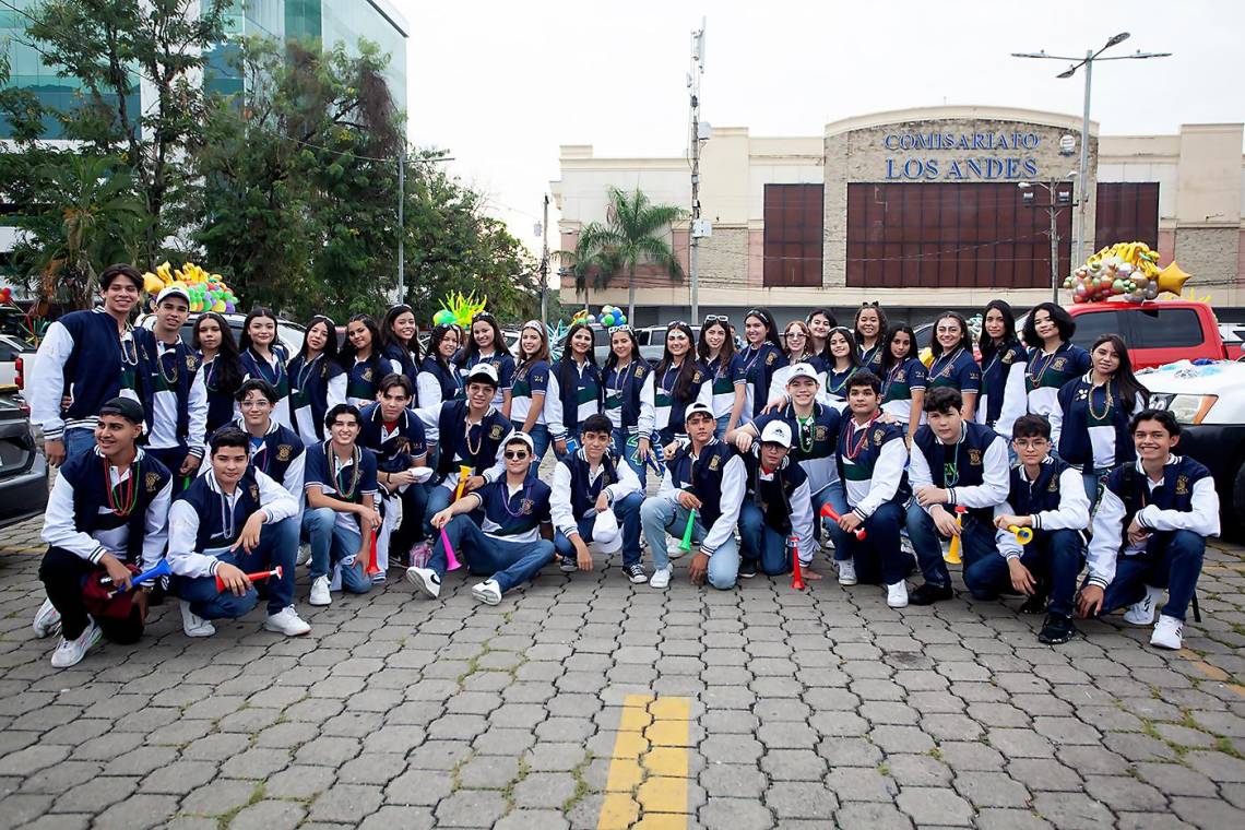 Una mañana repleta de diversión y detalles de carnaval marcó el inicio del primer día de clases para los seniors 2024 de la Academia Americana. Esta emocionante jornada comenzó en el estacionamiento del Comisariato Los Andes, donde los alumnos lucieron collares, chamarras, se tomaron selfies y fueron recibidos con alegría por sus padres. La caravana estaba conformada por una vistosa plataforma decorada estilo carnaval, a la que se le unieron varios pick up, jeep y razer decorados con globos