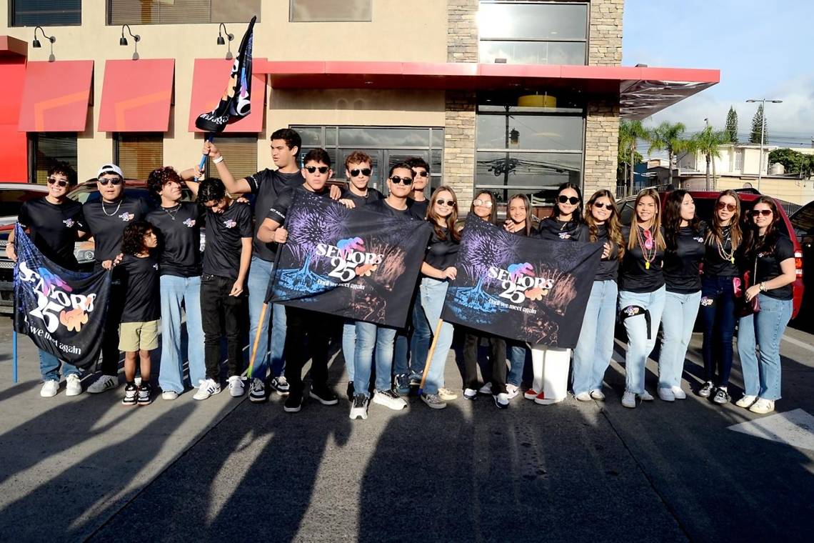 Los seniors 2025 de DelCampo School celebraron su último primer día de clases con gran entusiasmo. Después de reunirse para desayunar en Denny’s, los jóvenes abordaron camiones y vehículos decorados, y recorrieron las calles de Tegucigalpa en una animada caravana antes de llegar a su escuela, donde los esperaban con aplausos y muestras de cariño.