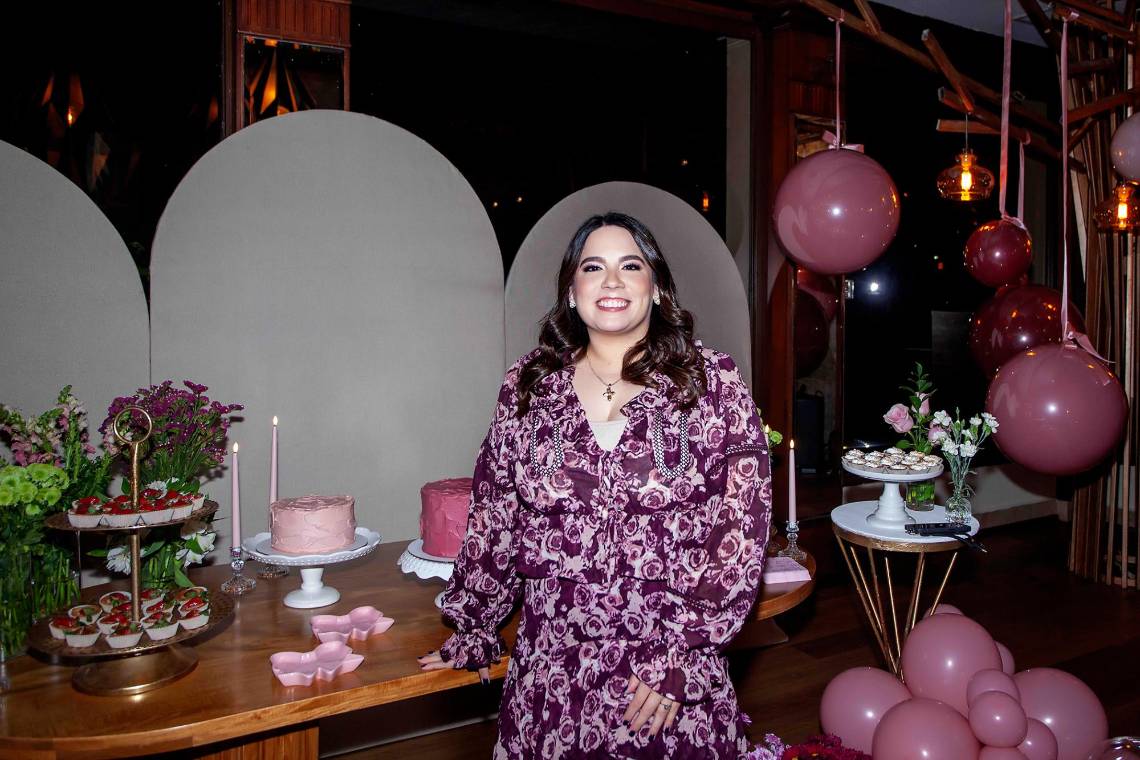 Héctor Daniel Murillo Fernández y Dominique Marinakys Fernández anunciaron su próxima boda. Y para celebrarlo, familiares y amigas organizaron para la futura novia una elegante despedida de soltera inspirada en San Valentín, con un delicado aire romántico y una paleta de rojo y rosa.