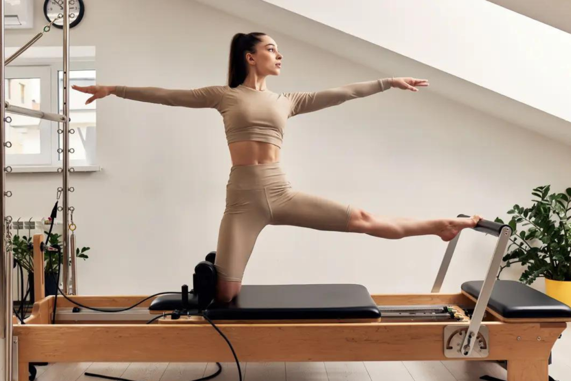 El Pilates Reformer ha tenido auge en los últimos años, con celebridades como Hailey Bieber y Kendall Jenner practicándolo. El ejercicio, que se realiza utilizando una máquina llamada transformadora, fue creado por Joseph Pilates. Este equipo permite ejercitar múltiples músculos al mismo tiempo y trae diversos beneficios, y aquí te los contamos.
