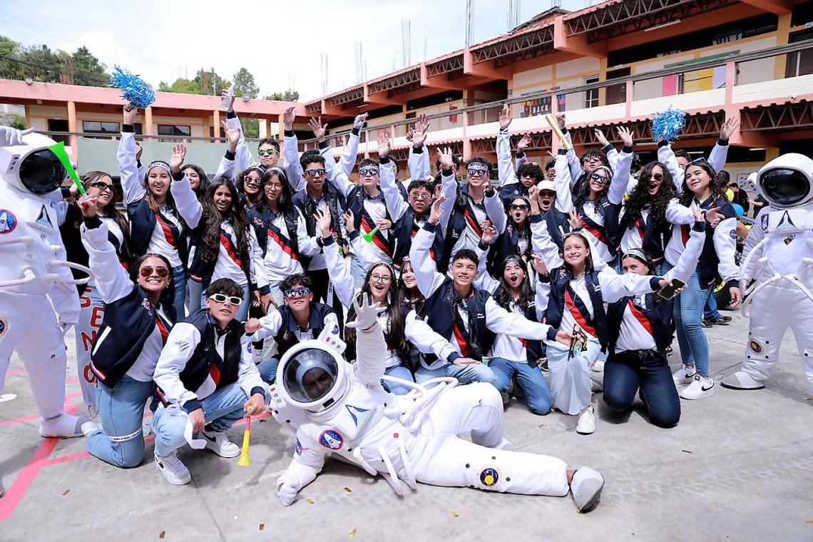 Con gran entusiasmo, la generación 2025 de Intercontinental School celebró su last first day de high school. Los jóvenes se reunieron en Denny’s del aeropuerto, donde disfrutaron de un desayuno juntos antes de embarcarse en una caravana de vehículos decorados con pancartas y globos. Recorrieron el Anillo Periférico hasta llegar a su escuela, donde continuaron la celebración con alegría.