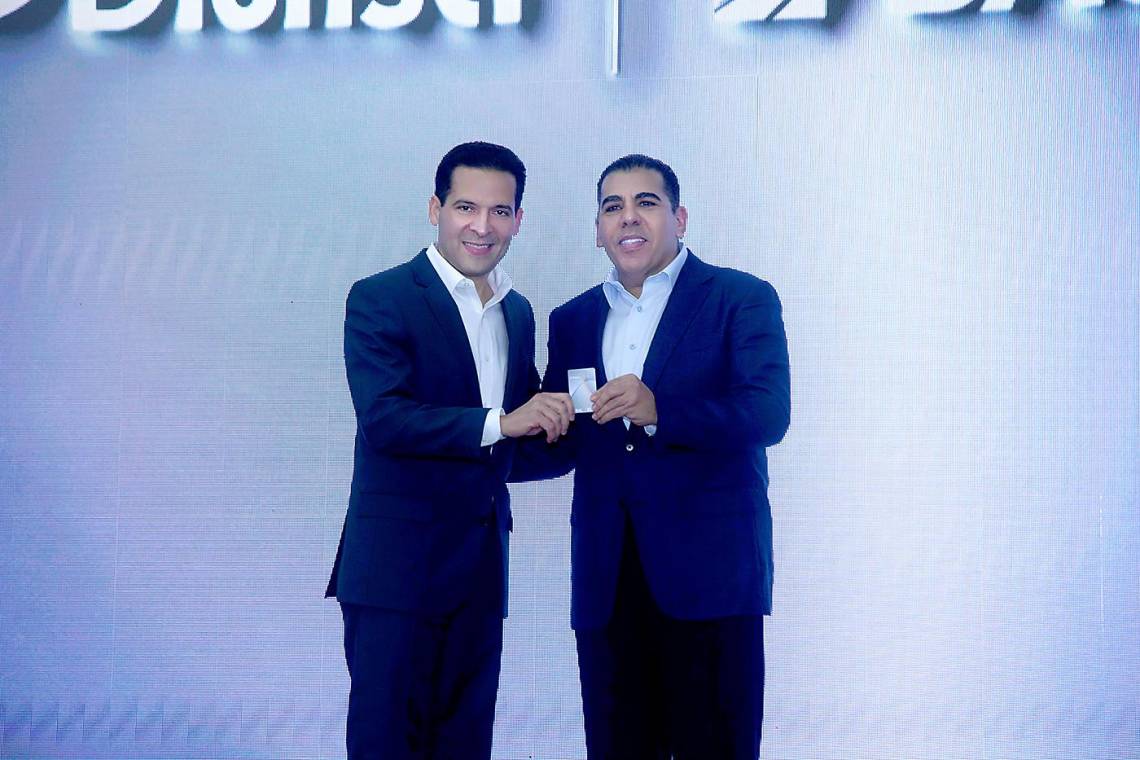 En una noche que combinó elegancia, innovación y visión compartida, BAC y Diunsa celebraron el lanzamiento oficial de la nueva tarjeta de crédito Diunsa Visa de BAC, un producto diseñado para ofrecer beneficios exclusivos y una experiencia de compra moderna y conveniente. Ambas marcas reafirmaron su compromiso con los consumidores hondureños, marcando un nuevo capítulo en la evolución de los servicios financieros del país. En la foto: Carlos Handal, presidente BAC Honduras y Mario Roberto Faraj, Presidente Ejecutivo de Diunsa, al presentar la tarjeta de crédito Diunsa Visa de BAC.