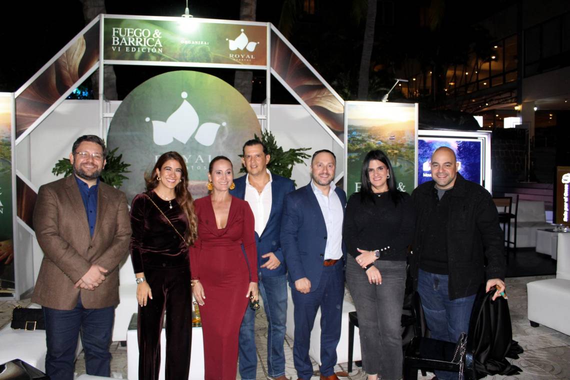 El Hotel Honduras Maya fue el escenario de la VI edición de Fuego &amp; Barrica, un evento que rindió homenaje a la tradición y maestría en la producción de puros hondureños. Liderado por Banco de Occidente, en colaboración con el Consejo Hondureño para la Empresa Privada (COHEP) y la Cámara Nacional de Turismo de Honduras (CANATURH), esta exclusiva velada destacó el impacto cultural y económico de la industria tabacalera en el país. En la foto: Juan José Micheletti, Priscilla Solorzano, Cristian Stefan, Joel Muchnik, Jansy Saybe y Herling Fernandez.