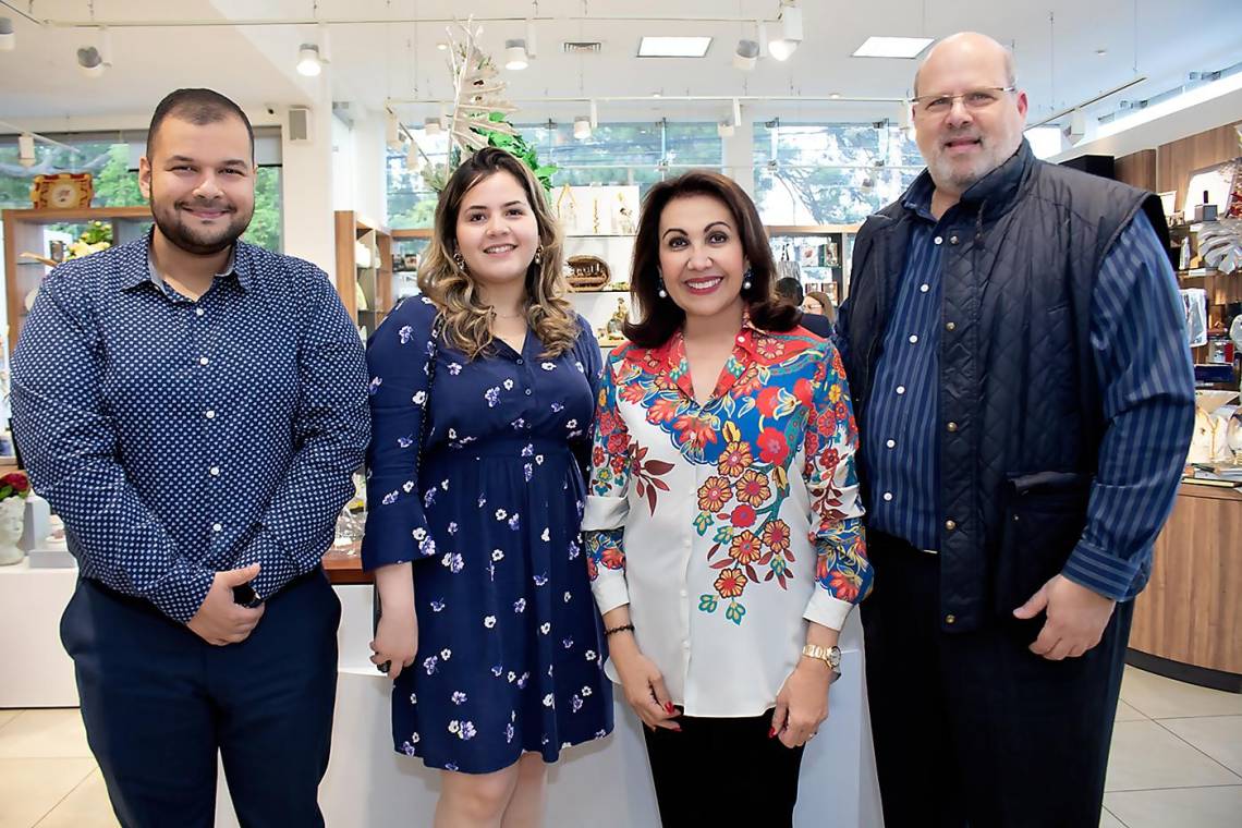 Gustavo Chávez y Marcela Duran de Bac Credomatic con los anfitriones Carolina Handal y Jorge Canahuati.