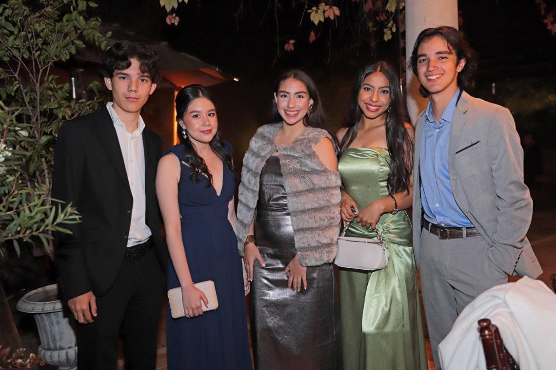 Los seniors 2025 de la Academia Los Pinares celebraron su esperado Thanksgiving Dinner. El evento tuvo lugar<b> </b>El Hatillo, ofreciendo el escenario perfecto para una ocasión tan especial. Los estudiantes, radiantes y llenos de entusiasmo, disfrutaron de momentos únicos junto a sus compañeros mientras capturaban en fotografías la esencia de los años que han compartido. Entre risas y anécdotas, este dinner se convirtió en un recuerdo inolvidable que marca el inicio de la despedida de una etapa inolvidable.