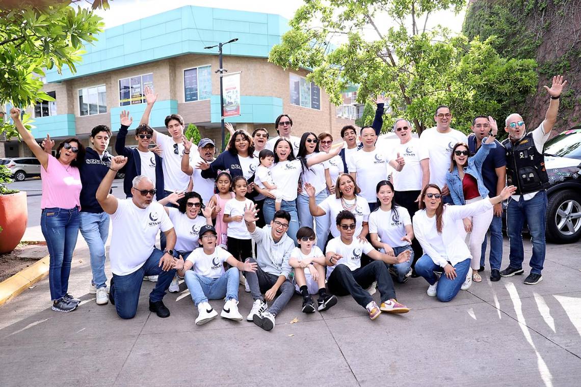 En una mañana llena de alegría, los seniors 2025 de Discovery School celebraron su último primer día de clases con una emocionante caravana de motocicletas y autos decorados con globos, pancartas y cintas coloridas. Al llegar a la escuela, fueron recibidos con una cálida bienvenida por parte de sus maestros y compañeros, marcando el inicio de su año final con momentos inolvidables y mucha emoción.