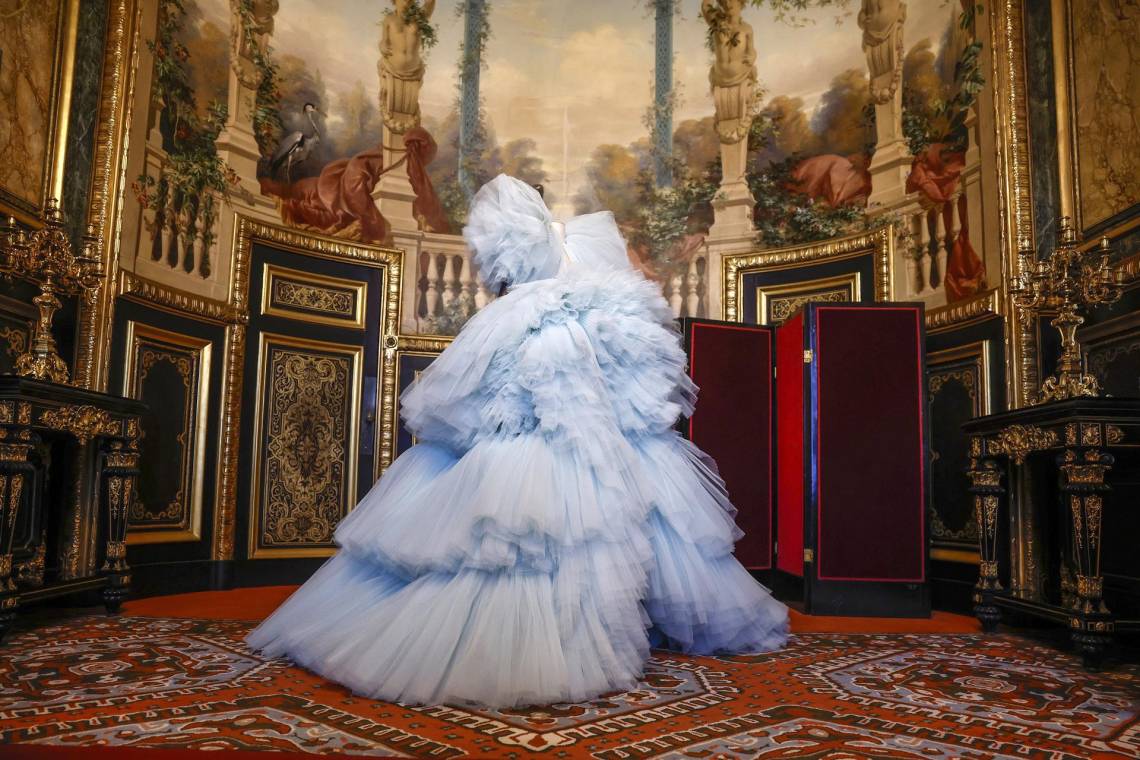 Una creación de la colección Alta Costura Otoño/Invierno 2018/2019 de Giambattista Valli se exhibe en la exposición Louvre Couture que se presenta en París