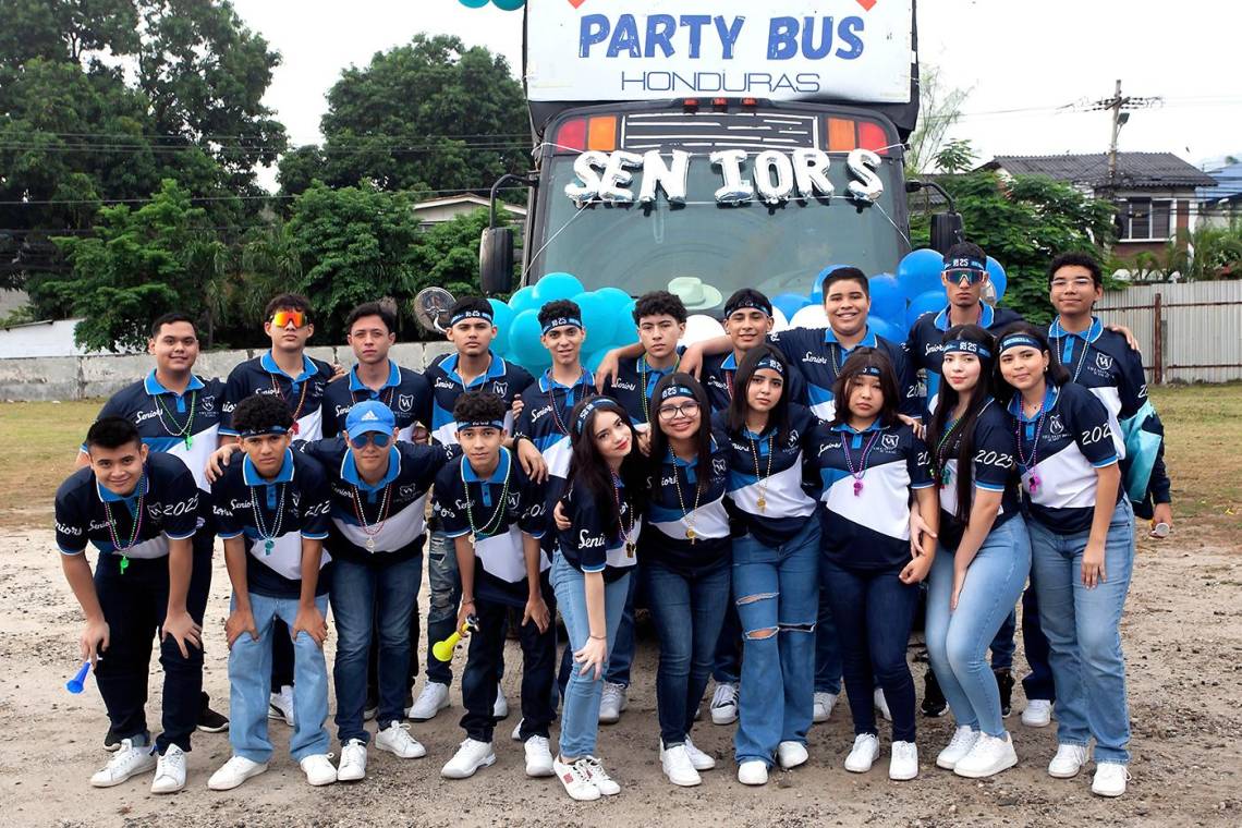 La lluvia que refrescó la ciudad esa mañana no apagó el entusiasmo de los alumnos de la generación 2025 de Villasturias Academy, quienes llegaron muy temprano al restaurante Denny’s para disfrutar de un delicioso desayuno juntos. Fue una mañana especial, donde la generación 2025 compartió momentos memorables en un ambiente de alegría y camaradería.