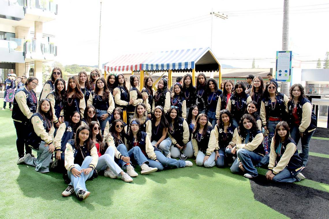 Con mucha emoción y espíritu de promoción, los seniors 2026 de La Estancia School celebraron su Senior Entrance con un desayuno especial en Ventu. Entre risas, abrazos y fotos para el recuerdo, se prepararon para dirigirse a su escuela en vehículos decorados, listos para vivir su último primer día de clases. ¡Un inicio de año que promete ser inolvidable!