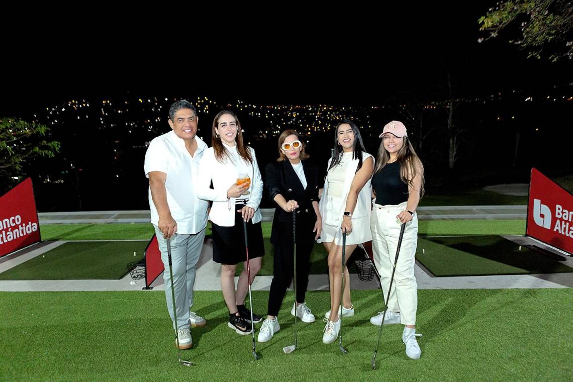 Una velada de elegancia y entretenimiento se desplegó en El Country Club, donde los swings, la exquisita comida y los refrescantes cócteles se fusionaron en el evento “Top Golf Experience”. Sumérgete en la atmósfera única de esta noche especial a través de las siguientes imágenes capturadas durante el evento.José Luis Alvarenga, María Fernanda Toro, Blanca Bendeck, Norma Farías y Ana Gómez.