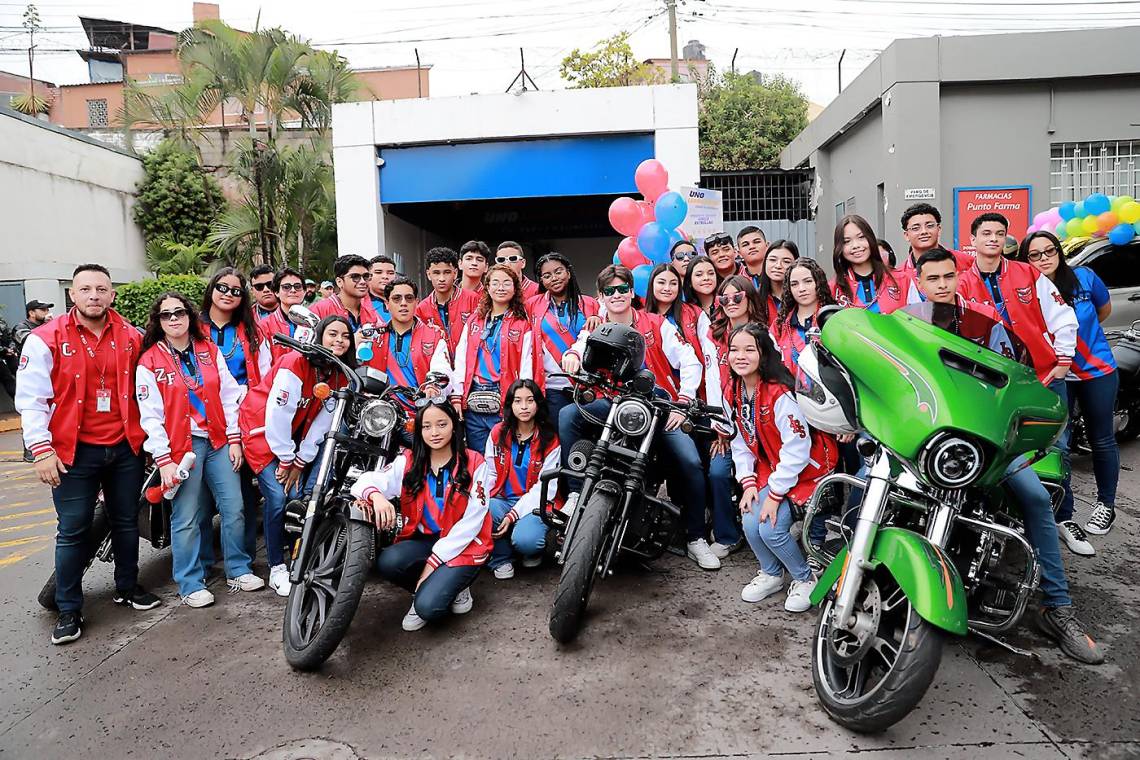 La nueva promoción de los seniors del IHCI ha celebrado su tradicional entrance y su último primer día de clases. Los futuros profesioles disfrutaron de principio a fin de la actividad que inició con una caravana hasta llegar a la escuela, donde eran esperados por todo el alumnado y maestros.