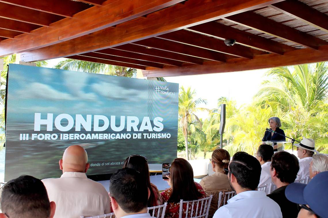 El foro “Roatán inspira; Honduras lidera” fue un encuentro que reunió a las mentes detrás del presente y futuro del turismo sostenible en el país. Convocado por Honduras Próspera Inc., el evento se convirtió en un espacio de diálogo, intercambio de ideas y visión compartida, donde líderes del sector público y privado, junto a expertos internacionales, trazaron el camino hacia una industria turística más innovadora, competitiva y consciente.