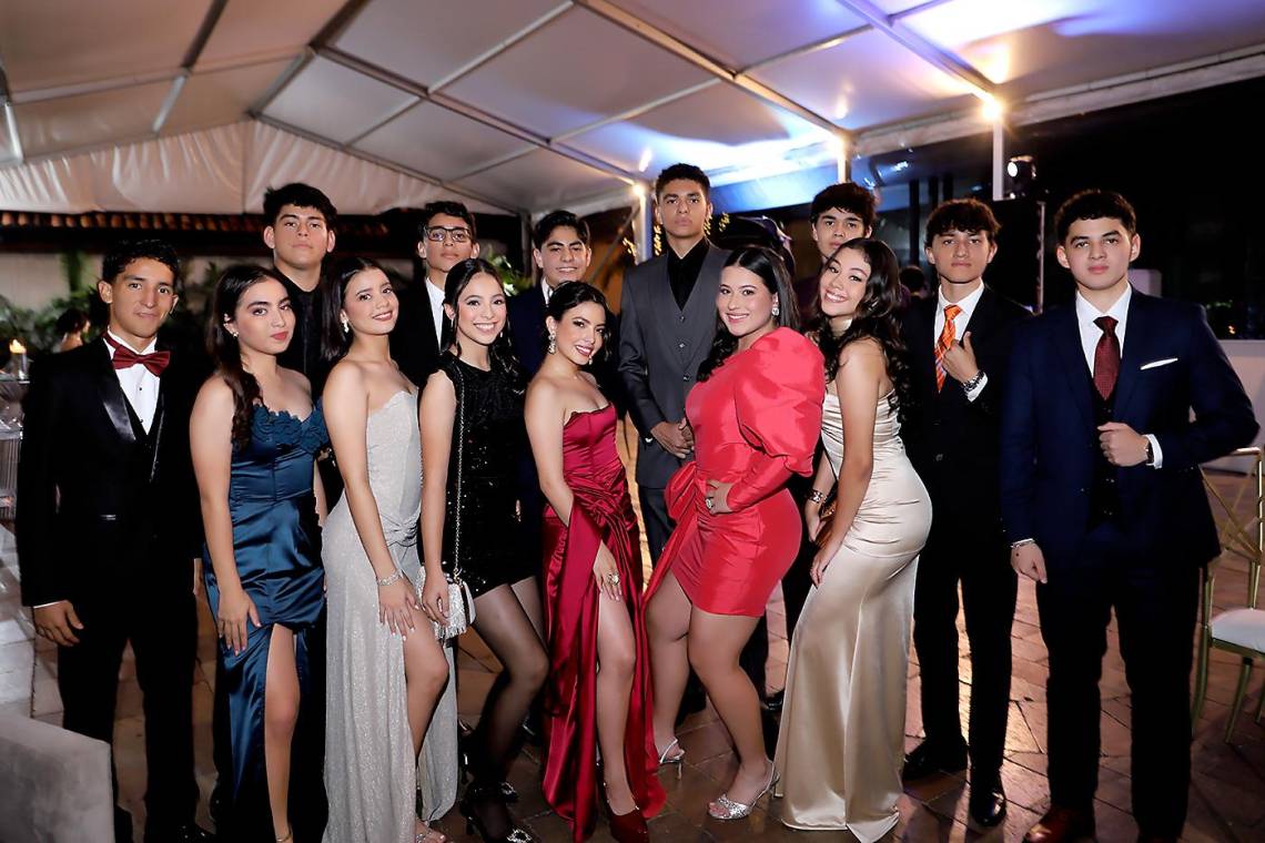 Los seniors 2025 de la Elvel School disfrutaron un emocionante encuentro en la Hacienda El Trapiche, donde celebraron su esperada dinner. En un mood al estilo Disco Ball Party, los jóvenes compartieron momentos especiales, festejando no solo el cierre de una etapa, sino también los lazos que los han unido durante años.