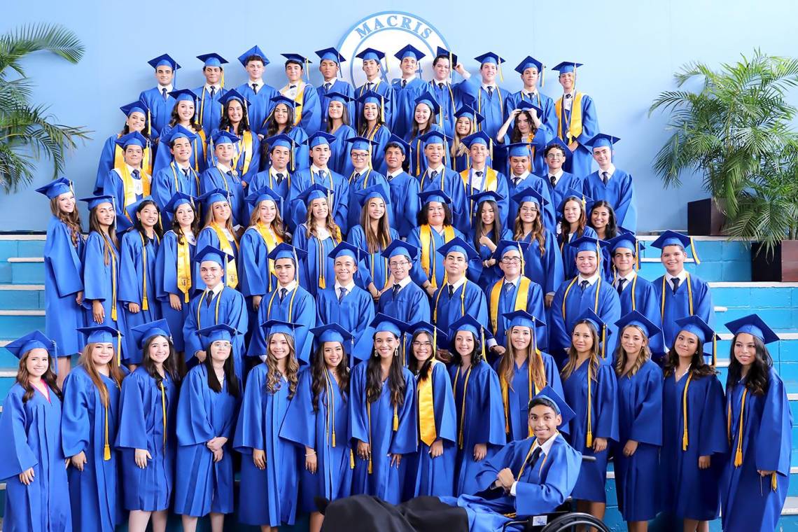 La emoción de los sueños cumplidos se sintió a lo largo de la ceremonia de graduación de Macris School. Los Bachilleres Internacionales en Ciencias y Humanidades y High School Graduates de la Promoción Dr. Juan Almendáres Bonilla recibieron sus títulos entre los aplausos de sus padres y de sus amigos, con quienes culminaron un capítulo maravilloso para emprender su nuevo camino como universitarios.