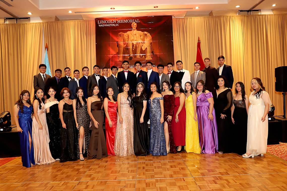 ¡Una noche inolvidable! Llenos de triunfo, los seniors de Lincoln School disfrutaron de una increíble fiesta en los salones del Hotel InterContinental que dio inicio con el desfile de padres e hijos, para luego brindar y dar inicio a una imborrable celebración hasta el amanecer.