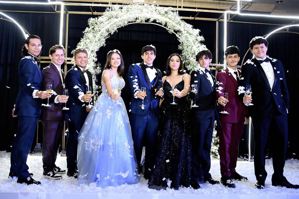 Los estudios y aventuras compartidas por doce años fueron celebradas en una noche de alegría. Los seniors 2023 de Discovery School protagonizaron una fiesta llena de sorpresas en el hotel Real InterContinental para culminar su high school con broche de oro. En la imagen: Lenín Hernández, Oliver Sanders, David Martínez, Ashley Mármol, David Blanco, María José Zúniga, Stefano López, David Serpas y José Molina