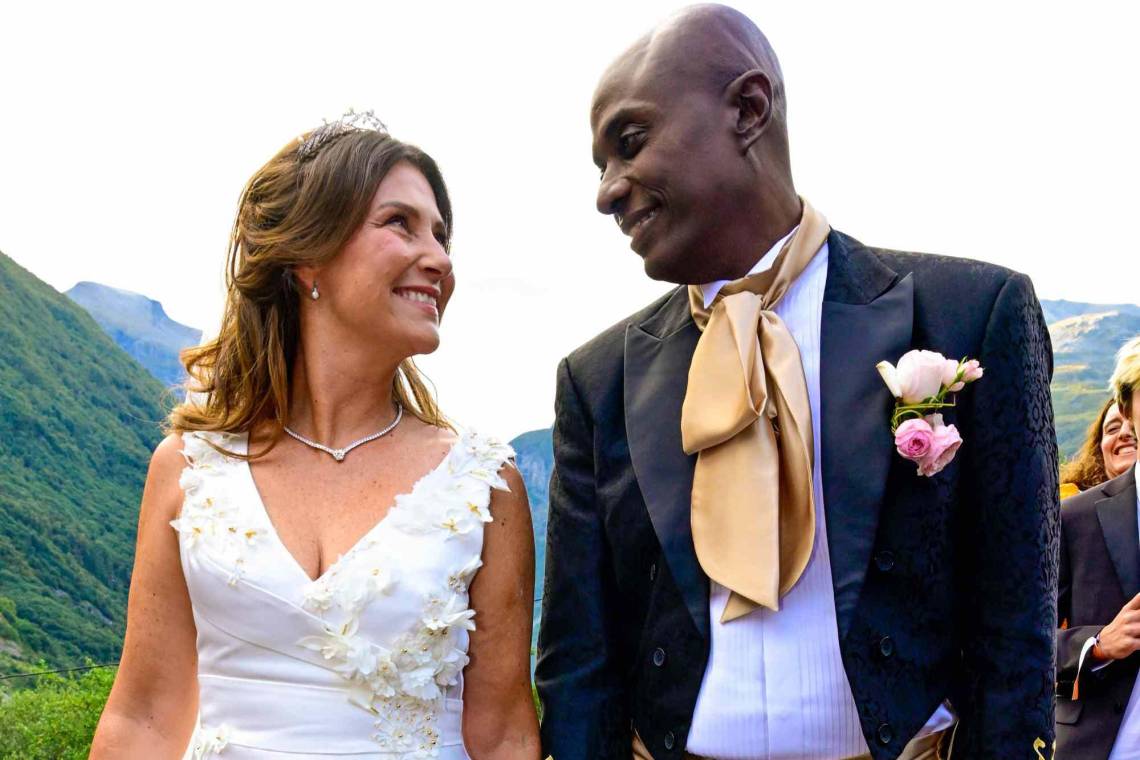 ¿Un amor... de cuento de hadas? La princesa de Noruega Marta Luisa causó revuelo luego de contraer matrimonio con el autoproclamado chamán estadounidense, Durek Verret. Su relación ha generado controversia y disminución del apoyo a la realeza escandinava debido a los métodos de terapia alternativa que practican.