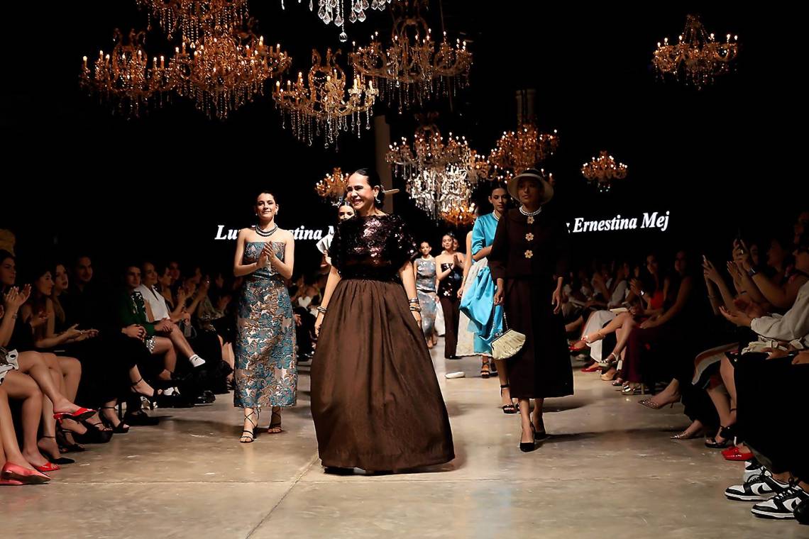 Luz Ernestina Mejía presentó su pasarela en la IX edición de Estilo Moda en la que combinó distintas texturas en una gama de chocolate, turquesa y rosa. Comodidad fue su consigna.