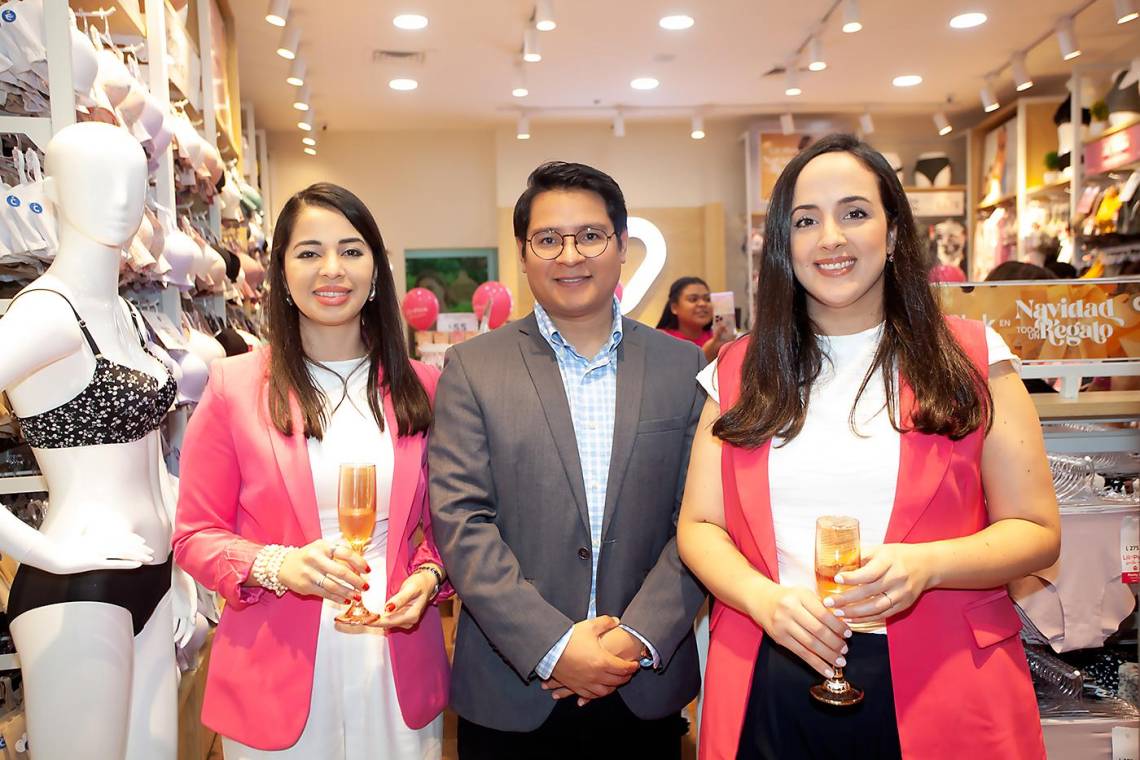 Marcela Montenegro, gerente País de Lili Pink, Alex Gonzáles y Claudette Kattán, jefe de mercadeo de Multiplaza San Pedro Sula.