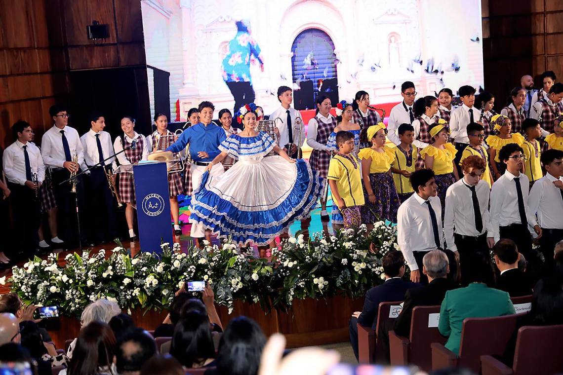 Macris School conmemoró cuatro décadas de excelencia educativa con una vibrante gala cultural, en la que se destacó la trayectoria de la institución, la dedicación de sus estudiantes y el legado de sus fundadoras, Ana Rubiano-Merriam y Mónica Pedemonte-Weddle.