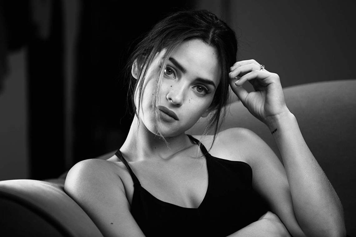 Adria Arjona, hija del cantautor guatemalteco Ricardo Arjona y de la exmodelo Leslie Torres, ha sabido forjar su propio camino en el mundo del espectáculo. Con su talento y versatilidad, ha destacado en la actuación tanto en cine como en televisión. Además de su creciente carrera profesional, recientemente Adria ha capturado la atención del público por confirmar su relación con el famoso actor Jason Momoa. A continuación, te compartimos más detalles sobre su vida y trayectoria.