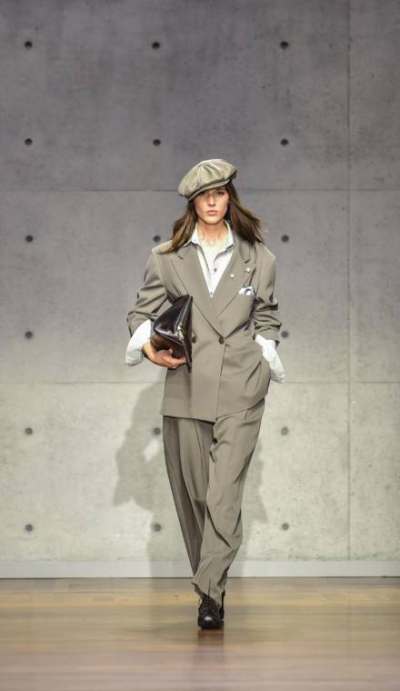 Modelos vestidas en blazers cruzados en una paleta de colores que iba del beige grisáceo al marrón, con toques de azul y violeta, desfilaron en la pasarela de Emporio Armani en la Semana de la Moda de Milán Otoño Invierno 2026/2027, dedicada al fundador de la firma, Giorgio Armani