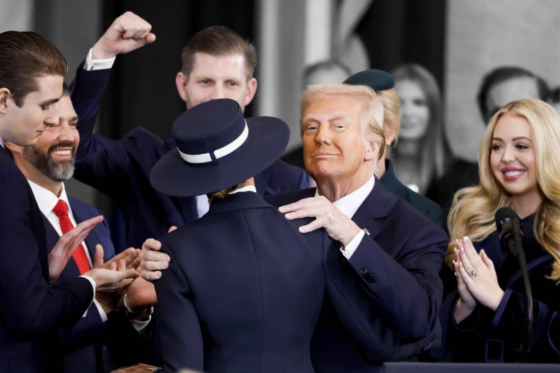 Este 20 de enero, Donald Trump asumió oficialmente su segundo mandato como presidente de los Estados Unidos, acompañado de su familia. En este recorrido, exploramos cómo ha evolucionado la presencia de los Trump en ambas ceremonias presidenciales, desde su primer juramento en 2017 comparado con su ceremonia en 2025.