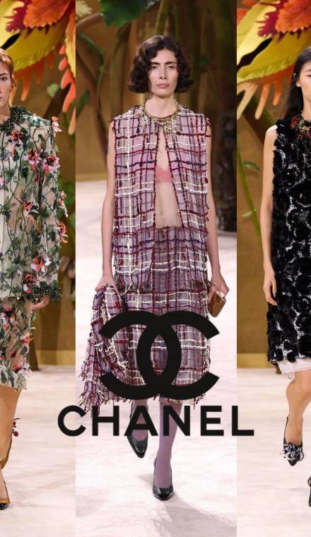 El director creativo de Chanel, Matthieu Blazy, creó un jardín con una escenografía compuesta por flores en 3D, enredaderas y hojas gigantes, que evocó los paisajes emblemáticos de cuentos clásicos como “Ricitos de Oro”, “El Gato con Botas” y “El patito feo” en el Grand Palais de París para presentar la colección Haute Couture de otoño-invierno 2026-2027 de la <i>maison</i>.