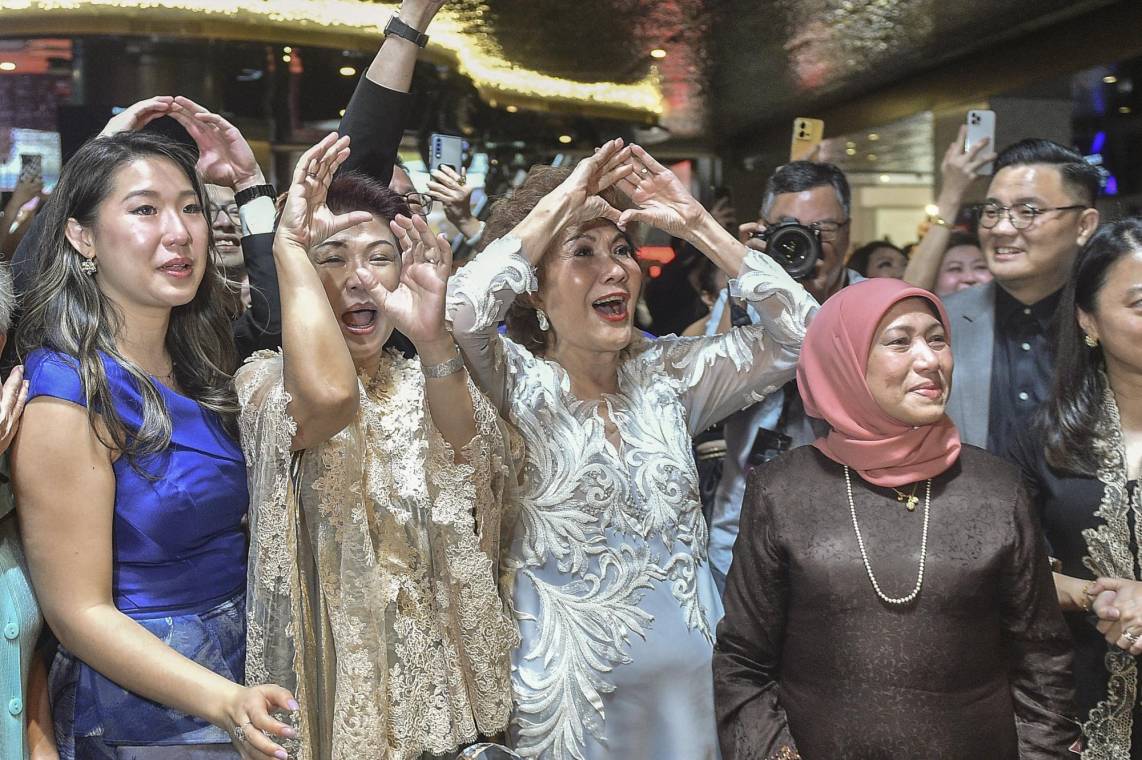 Janet Yeoh, madre de la actriz Michelle Yeoh, celebra en un evento en Kuala Lumpur el Óscar recibido por su hija, la primera asiática en ganar el premio como Mejor Actriz