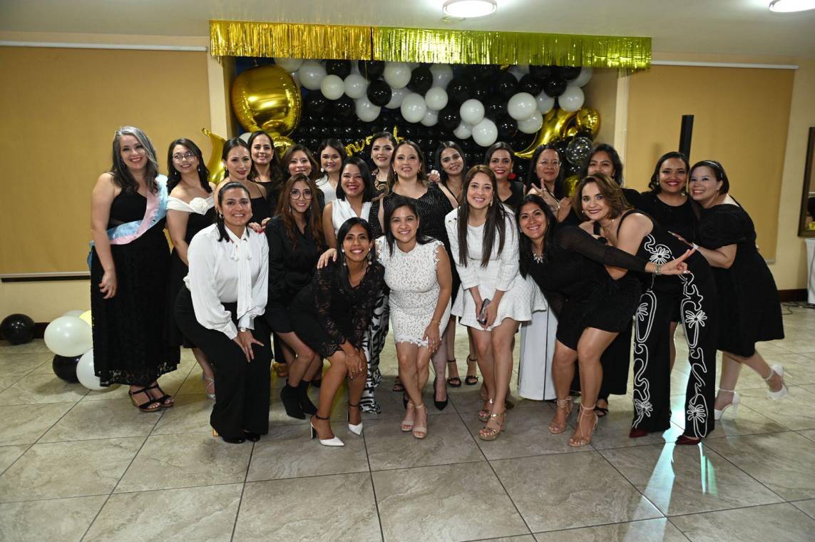 Exalumnas del Instituto María Auxiliadora celebraron con orgullo sus 20 años de graduación, en un emotivo reencuentro realizado en el Plaza Juan Carlos, Tegucigalpa. El evento estuvo lleno de alegría, premios y momentos especiales que reflejaron el espíritu de unidad y amistad que caracteriza a las promociones salesianas.