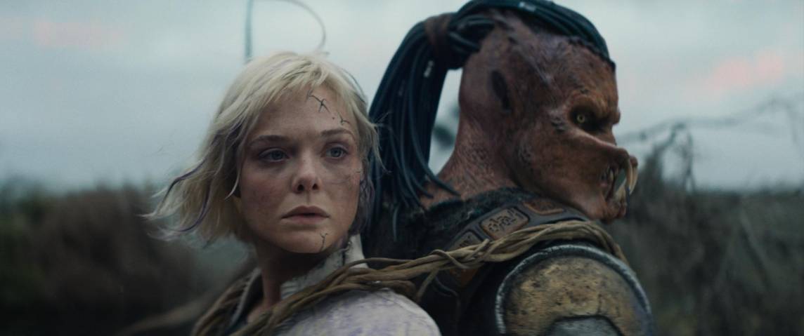 Elle Fanning y Dimitrius Schuster-Koloamatangi protagonizan <i>Depredator: Tierras Salvajes,</i> que llega a los cines 38 años después del estreno del filme original.
