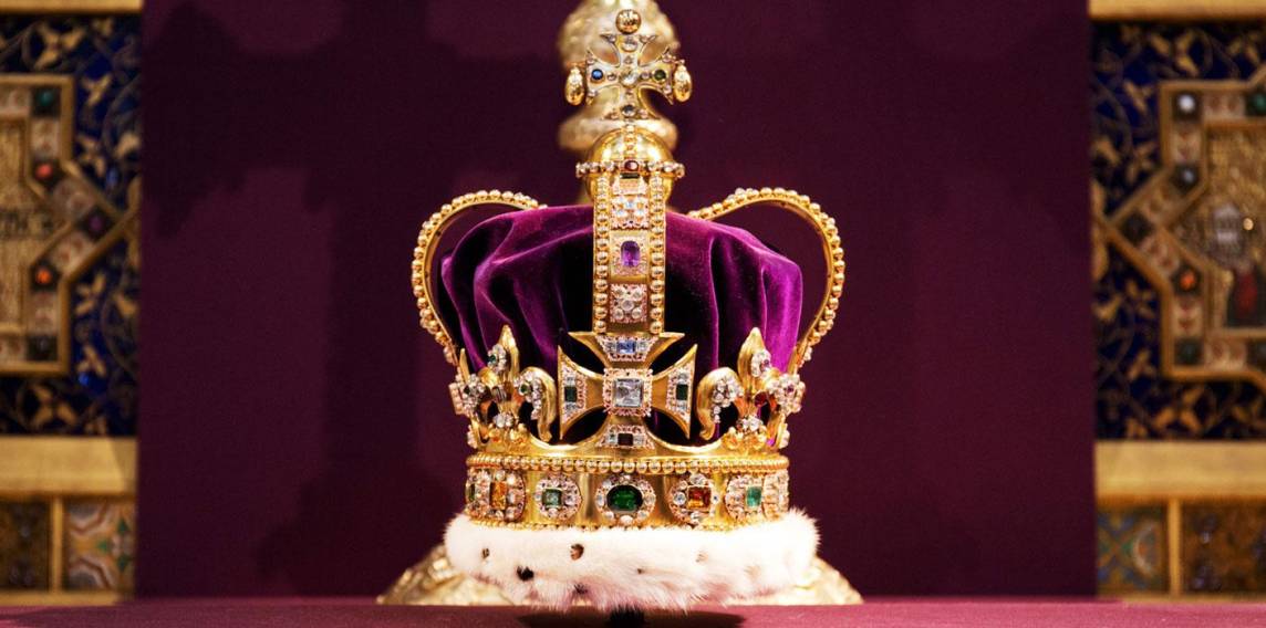Fabricada en 1937 por el joyero de la corona Garrad &amp; Co para el rey Jorge VI, la corona imperial que luego pertenecería a la reina Isabel II, retoma el modelo de la que llevaba la reina Victoria, creada en 1838, con una base en pelo de armiño.