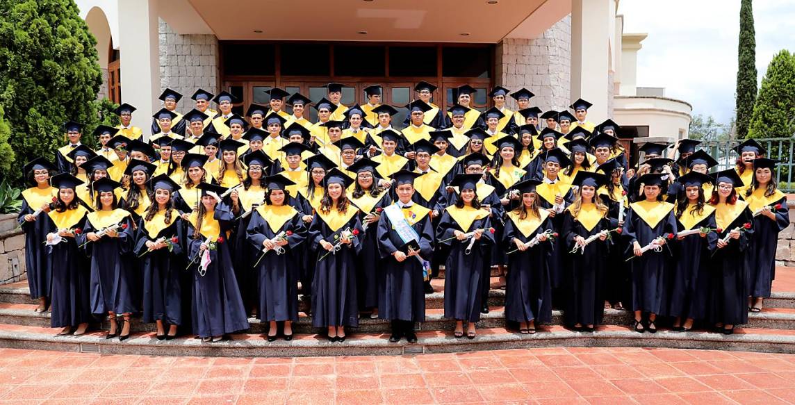 La clase 2022 de La Estancia School recibió su título de high school durante una solemne ceremonia en las instalaciones del centro educativo en Tegucigalpa
