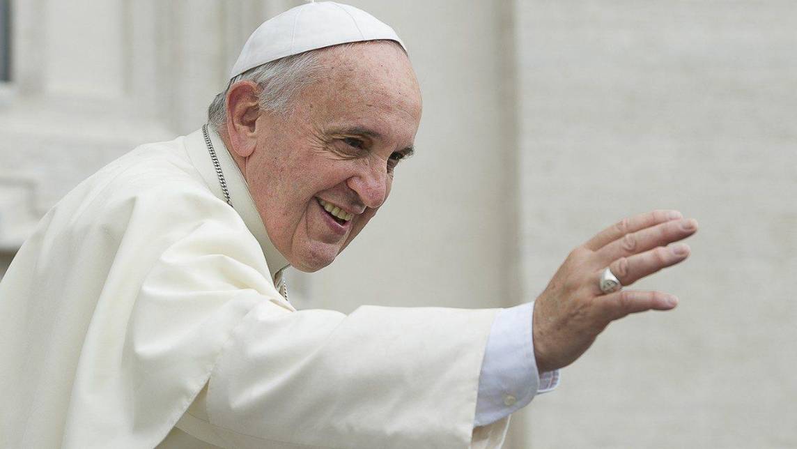 El Papa Francisco, actualmente hospitalizado en el Policlínico Agostino Gemelli de Roma debido a una neumonía bilateral y una insuficiencia renal leve, ha mostrado signos de mejoría, manteniéndose alerta y de buen humor. Su pronóstico sigue siendo reservado, mientras continúa recibiendo oxígeno y tratamiento especializado. En este contexto, surgen especulaciones sobre posibles sucesores. Aunque no hay candidatos oficiales, varios cardenales se perfilan como posibles sucesores por su influencia y liderazgo dentro de la Iglesia. A continuación, exploramos a los principales nombres en las especulaciones sobre el futuro papado.