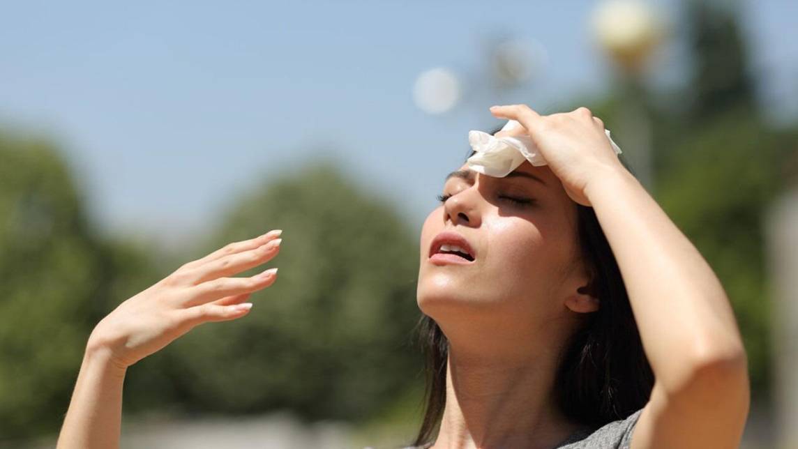 El golpe de calor es una condición médica grave que puede ocurrir cuando el cuerpo se sobrecalienta, generalmente como resultado de la exposición prolongada a altas temperaturas o esfuerzo físico intenso bajo el sol. Es crucial tomar medidas preventivas para evitar esta peligrosa condición, especialmente durante los meses de verano o en climas cálidos. Aquí te brindamos algunos consejos esenciales para prevenir un golpe de calor.