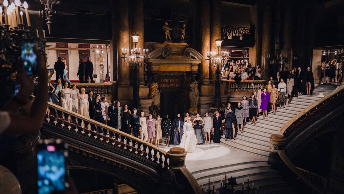 Presentada por el Fashion Creation Studio, la colección Alta Costura Otoño-Invierno 2024/25 de Chanel rinde homenaje al Palacio Garnier, en París. Se trata de una colección sofisticada, lujosa y teatral, que se reveló en los pasillos exteriores que rodean el auditorio, transformado para la ocasión en palcos de ópera de terciopelo rojo.