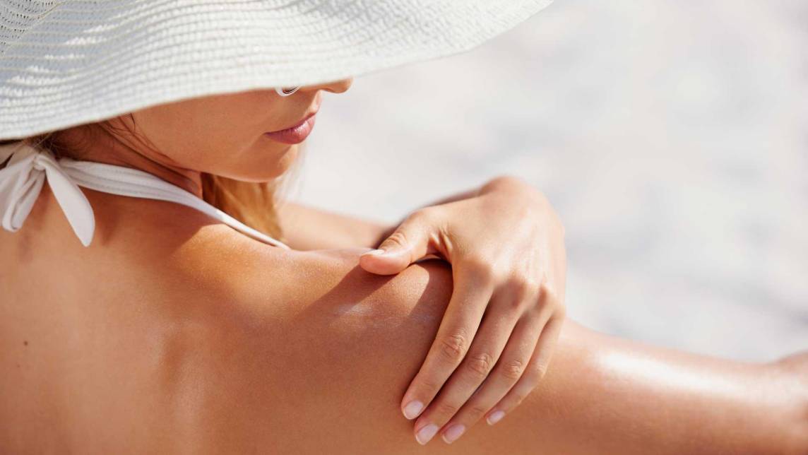 El sol, la playa, las vacaciones de verano... todo suena a plan perfecto hasta que tu piel te pasa la factura. Y es que, aunque amamos el bronceado dorado, un descuido bajo el sol puede terminar en enrojecimiento, ardor y hasta días de incomodidad. Pero tranquila: no todo está perdido. Con los cuidados adecuados, puedes sanar esas quemaduras solares y devolverle a tu piel su glow natural. ¿Lista para mimarte como te lo mereces? Aquí te contamos cómo hacerlo.