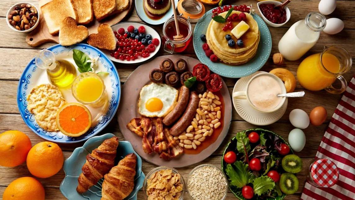 El desayuno sigue siendo la comida más importante del día, incluso si estás a dieta. Las personas que comen temprano todos los días tienden a controlar mejor su peso que los que no toman su desayuno. Pero eso no significa que puedes comenzar tu día con tocino y tostadas de pan blanco. La elección de alimentos saludables para el desayuno es básica para mantener el peso a raya. Para cumplir ese propósito repasamos la lista de las comidas menos saludables para el desayuno.