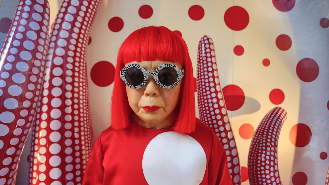 Marcada desde niña por las alucinaciones y el trastorno obsesivo compulsivo, Yayoi Kusama transformó sus experiencias personales en una obra vanguardista que conquistó museos, galerías y espacios públicos alrededor del mundo.