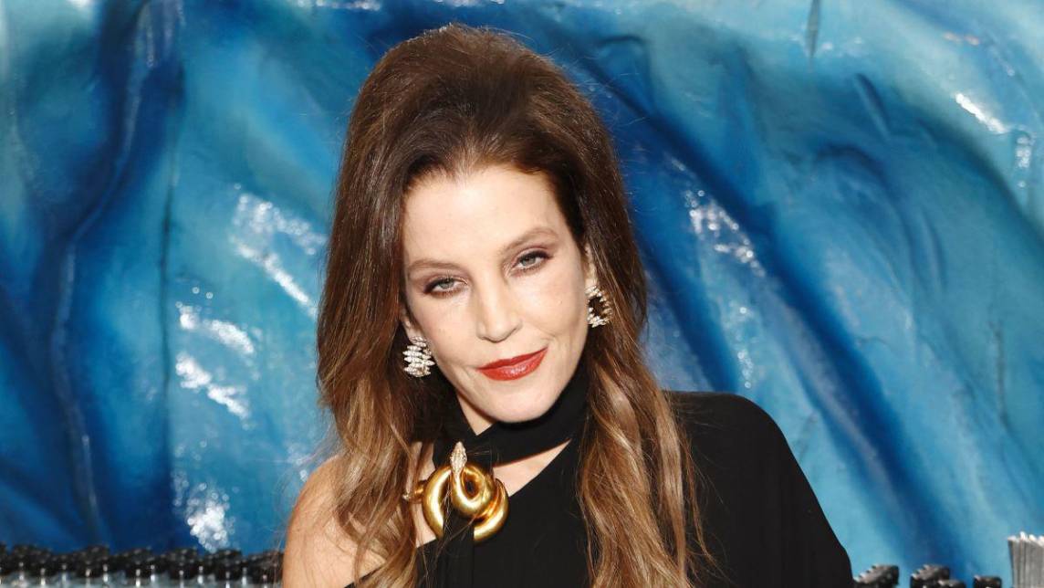 La cantante y actriz Lisa Marie Presley falleció hoy a los 54 años luego de ser hospitalizada por un paro cardíaco