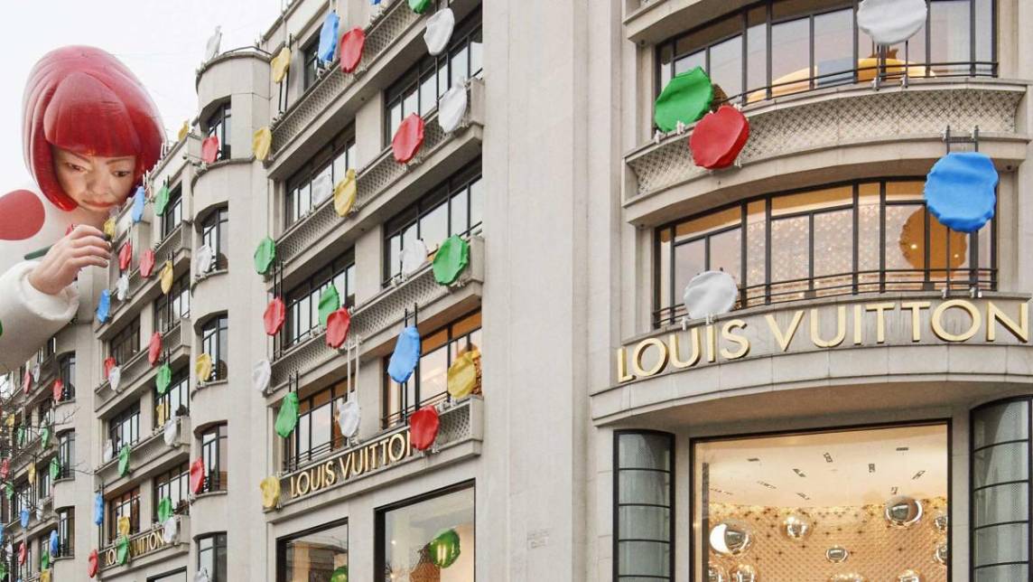 Louis Vuitton celebra colaboración con Yayoi Kusama con escultura gigante