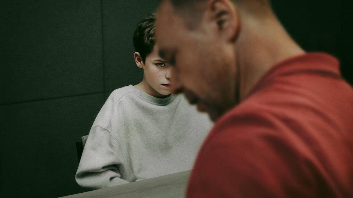 Desde su estreno en Netflix, “Adolescence” se ha convertido en una de las series más impactantes del año, generando conversaciones sobre su cruda representación de la juventud y los desafíos sociales que enfrenta. Con una narrativa intensa y un estilo visual innovador, esta producción ha capturado la atención del público y la crítica, abordando temas como la violencia juvenil, la cultura “incel” y la radicalización en línea. Aquí te contamos algunos datos curiosos sobre la serie que está dando de qué hablar.
