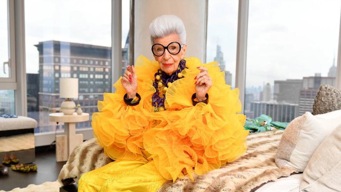 La “geriatric starlet” que pasó a convertirse en icono de la moda, Iris Apfel, murió a los 102 años en su casa en Palm Beach, Florida, dejando un increíble legado como la más fiel representante del maximalismo, influyendo a generaciones que amaban su estilo único.